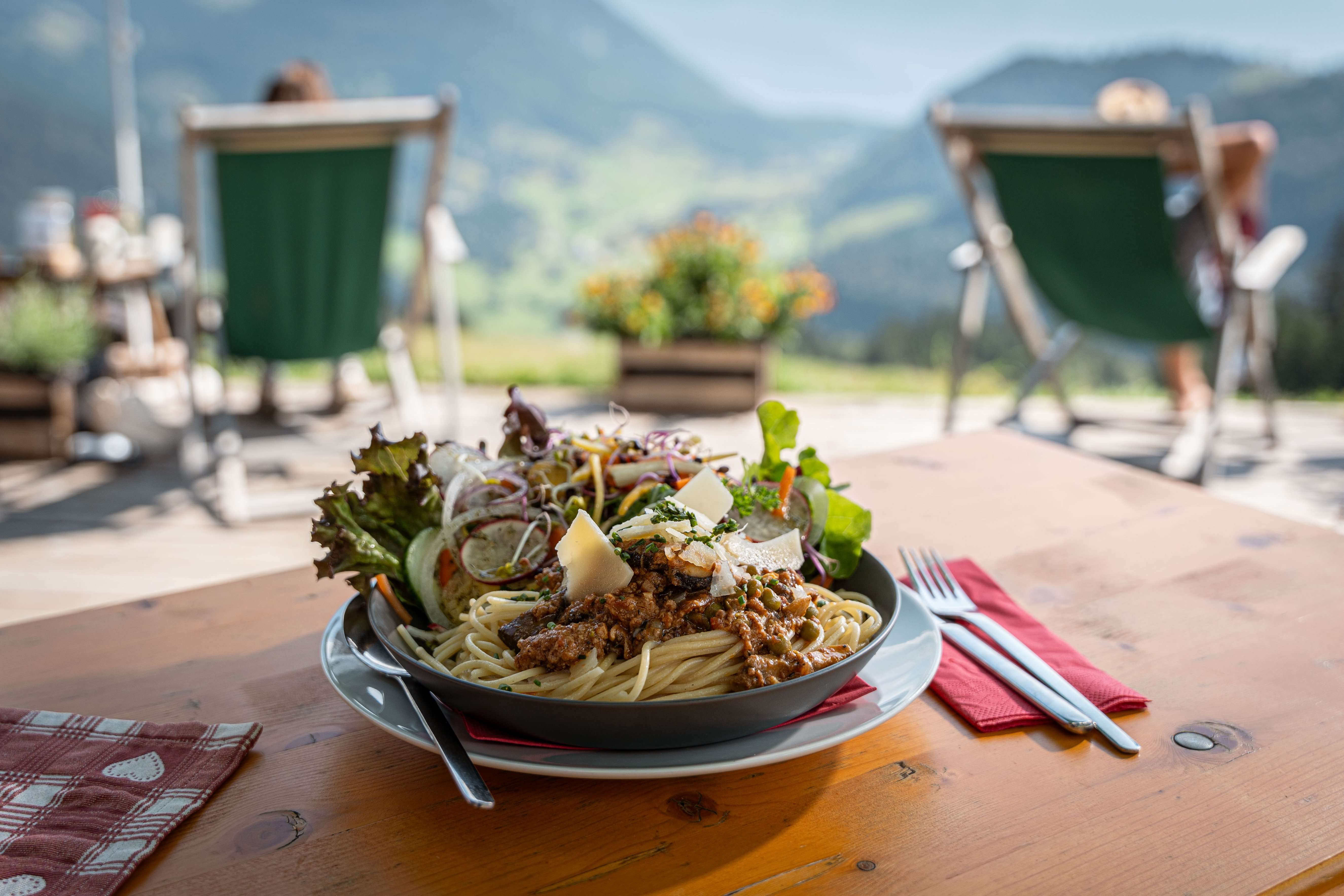 geniessen-essen-mittag-sonne-urlaub-kinderessen-spaghetti-oesterreich-alpen-heutal