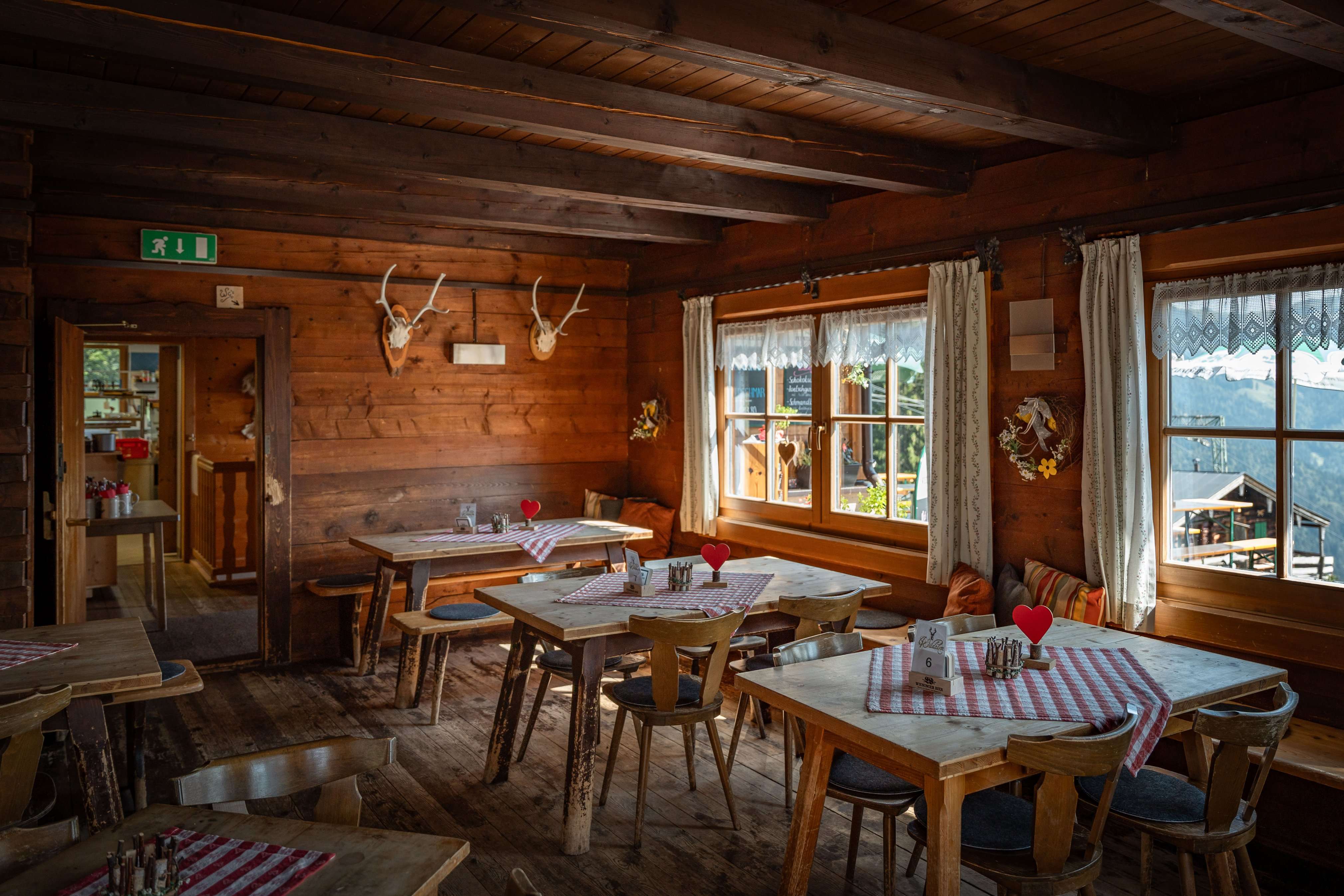 Uriges Hüttenflair in Unken – Wildalm Heutal geöffnet für Genussmomente und Abenteuer.