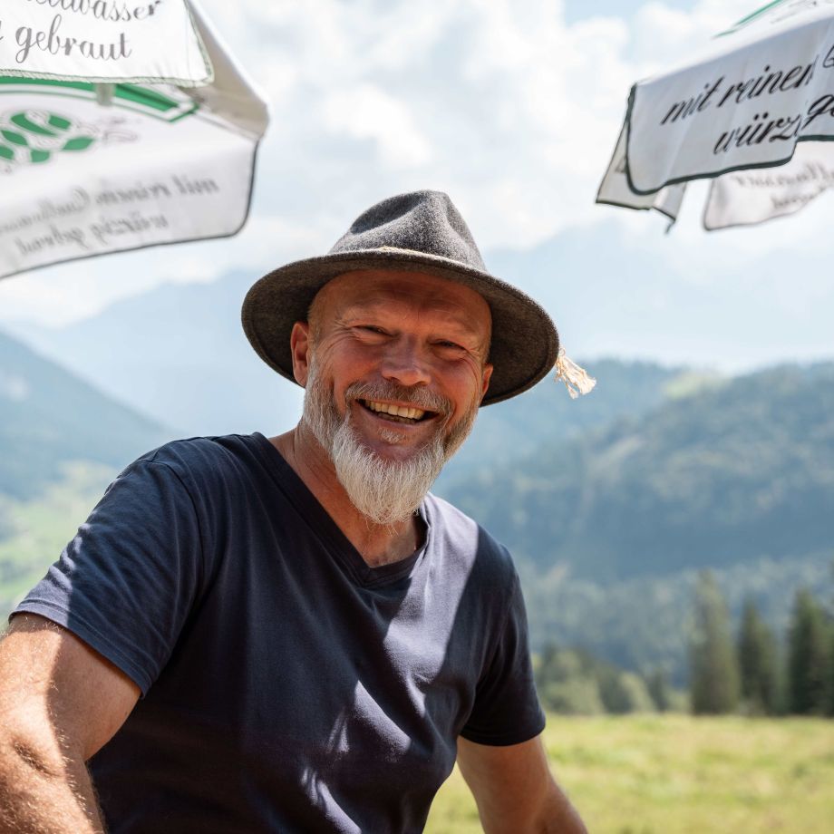 wirt-gastfreundschaft-gastgeber-unken-heutal-almhuette-bergpanorama-natur-sonne