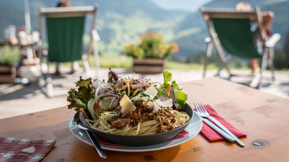 Mittagessen in der Sonne – Genussmomente mit Spaghetti für die ganze Familie auf der Wildalm im Heutal.
