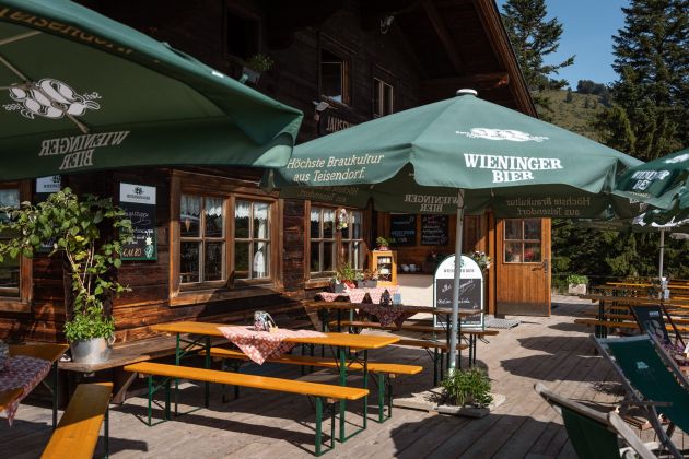 wandern-unken-heutal-genuss-brotzeit-mahlzeit-trinken-terrasse-sonne