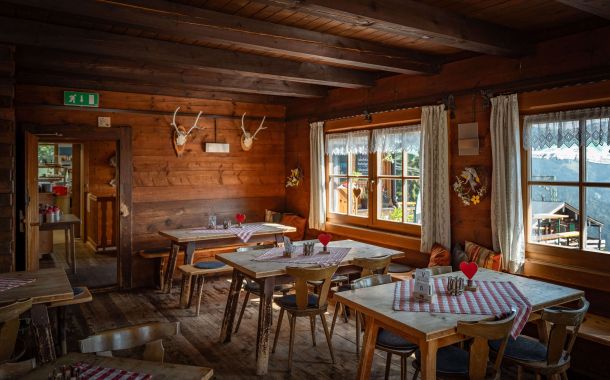Uriges Hüttenflair in Unken – Die Wildalm im Heutal mit Altholz-Charme und Genussmomenten.