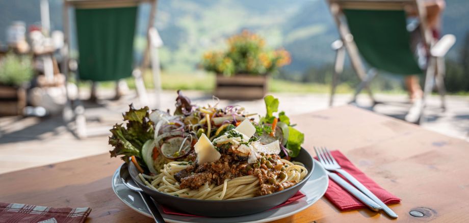 geniessen-essen-mittag-sonne-urlaub-kinderessen-spaghetti-oesterreich-alpen