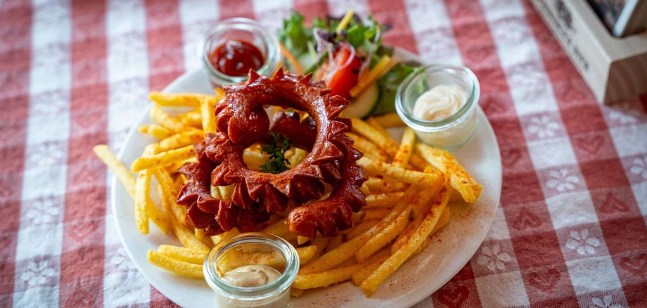 grillwuerstel-brotzeit-essen-familie-stammtisch-natur-gastfreundschaft