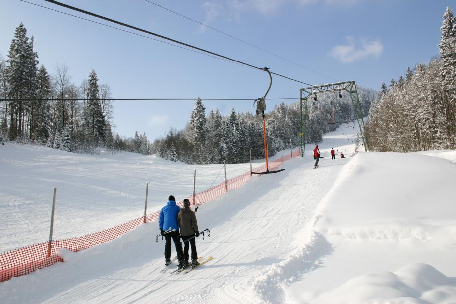 heutallift-skifahren-winter-jausenstation