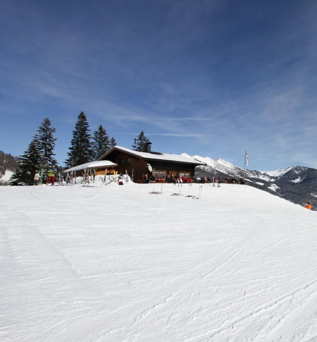 unken-heutal-wildalm-jausenstation-winter-skifahren-essen-trinken